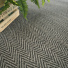 Sol Sisal Chevron - Héritage - Gris cendré mettant en valeur son motif chevron et ses nuances minérales raffinées