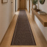 Tapis de passage Antidérapant au mètre - Brun installé dans un couloir chaleureux avec parquet et mobilier en bois