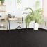 Moquette éco-conçue - Infini 11.5 - Noir intense habillant un espace bureau baigné de lumière aux tons blancs et naturels