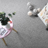Moquette naturelle en laine Wooly - Gris feutré avec table basse rose, vase blanc et ambiance douce et poétique