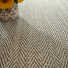 Sol Sisal Chevron - Héritage - Cordage révélant la finesse de son motif chevron à proximité d'un pot de fleurs colorées