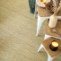 Sol en Jonc de mer Fin Panama - Naturel brut mettant en valeur un mobilier en bois et fibres végétales