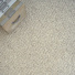 Moquette naturelle en laine Wooly - Gris tendre mettant en valeur son tissage bouclé et son coloris gris poudré