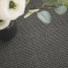 Sol Sisal - Minimal - Gris cendré mettant en scène un bouquet et son tissage en petites boucles