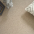 Moquette naturelle en laine - Dolce Vita - Nude avec coussin à chevrons et chien blanc en arrière-plan