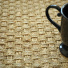 Jonc de mer Fin Damier - Naturel brut avec tasse noire mettant en valeur le relief du tissage damier