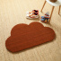 Tapis d'entrée déco Nuage - Fibre de Coco 17mm - Rouille, silhouette ludique mise en valeur dans une ambiance lumineuse