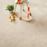 Moquette éco-conçue - Infini 11.5 - Lin naturel mise en scène avec accessoires déco aux couleurs vives
