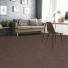 Moquette éco-conçue - Infini 11.5 - Marron tonka dans un bureau lumineux aménagé avec table, chaises et coin détente